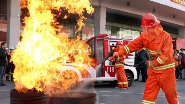 当消防员洗澡时遇上出警简直不要太闹心，他们的身体健康该如何保障？