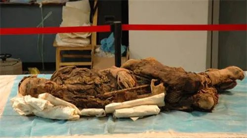 蒙古发掘中国干尸  从身上衣服来看，至少有2000年历史