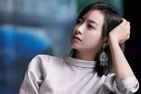 宋茜拍戏的时候是不是用力过猛把上衣撑开了？