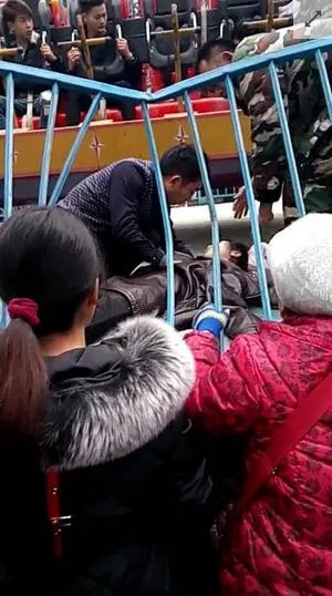 游客被甩出太空船是怎么回事？