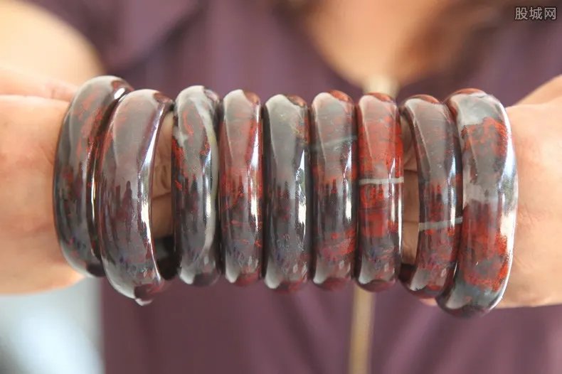 砸2万玉镯保手臂 翡翠玉镯哪个品牌好