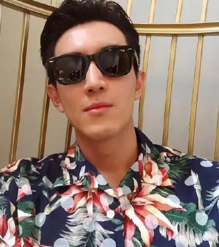 林更新被大姐拦车门要合影是怎么回事 林更新为什么被大姐拦车门要合影