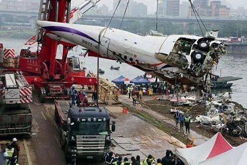 台湾发生轻航机坠机事故致2人死亡,具体的情况如何?