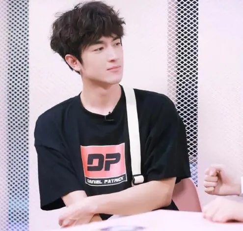 林更新被大姐拦车门要合影是怎么回事 林更新为什么被大姐拦车门要合影