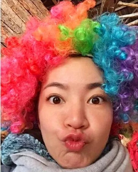 阿雅戴假发自拍噘嘴吐舌瞪眼搞怪 50岁老公是活佛