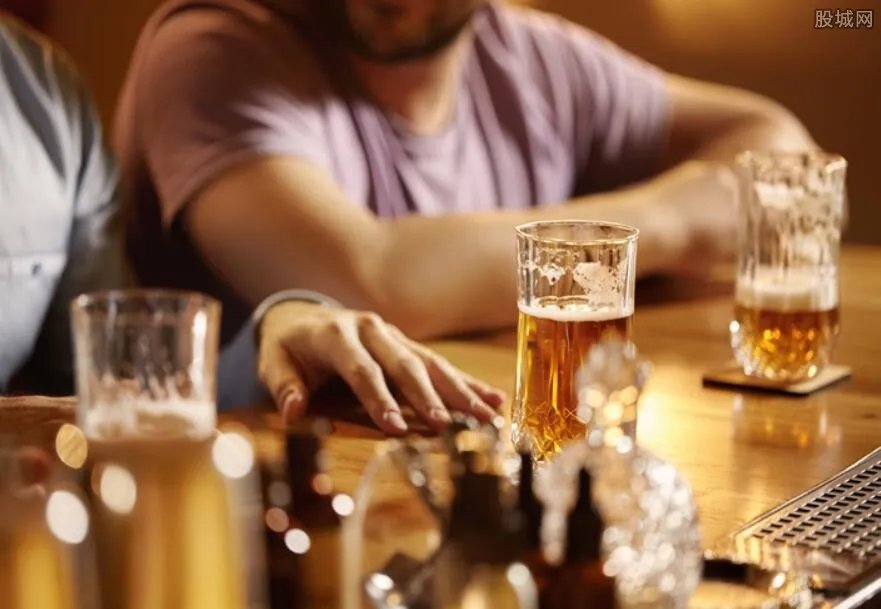 曝光：女记者探访一夜情交友酒吧 20分钟被4次传情