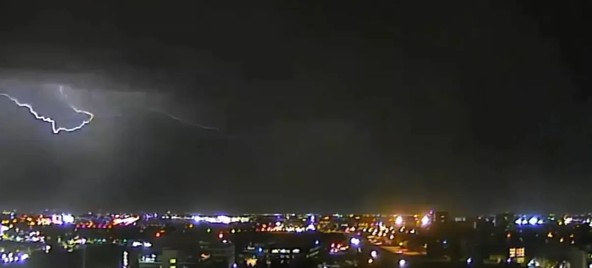 美国加州72小时遭上万次雷击,有没有造成人员伤亡?