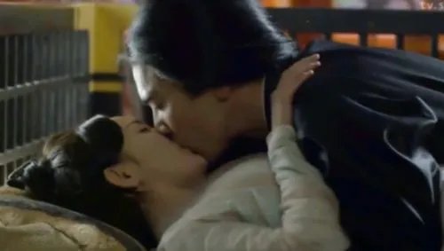 杨幂赵又廷双唇交缠:把舌头伸进去了(图)