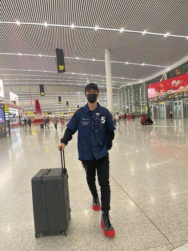 黄晓明晒与家人过年照,你和你的家人是如何过年的?