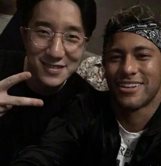 内马尔詹姆斯合影：足球篮球两大巨星聚首