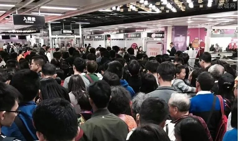 试乘挤爆地铁站 青岛“最美地铁”不用买票也能坐?