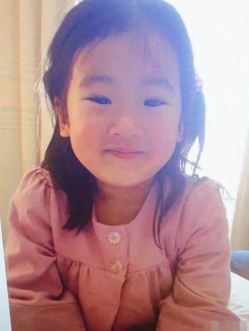 贾静雯首晒梧桐妹正面照：直接避开了贾静雯的基因