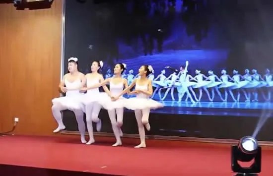 200斤男医生扮演胖天鹅跳舞 事件背后的真相竟是这样