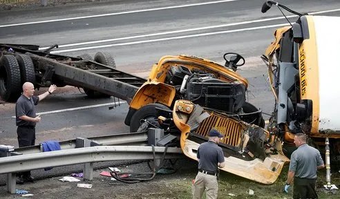 美国校车卡车相撞有人员伤亡吗?