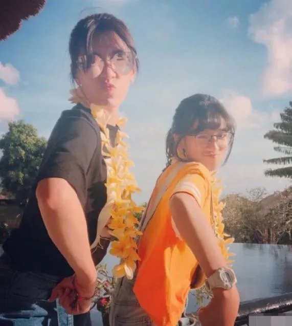 贾静雯首晒梧桐妹正面照：直接避开了贾静雯的基因