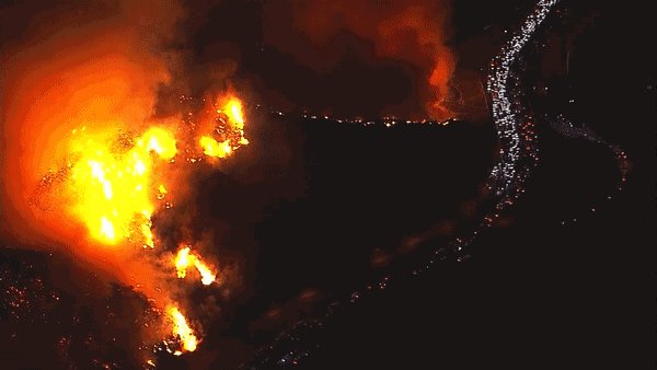 美加州大火再升级 燃烧面积已达23万英亩