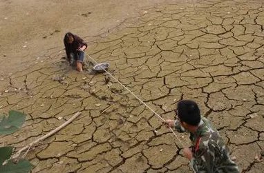 3小孩陷入淤泥地,陷入淤泥后应怎么做?
