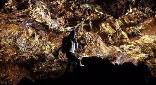 男女发现山洞闪金光进一看兴奋极了(图)