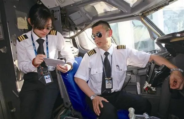 东航机长乘务长飞机上互殴,这种行为将导致何种后果?是否威胁乘客安全?