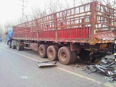 面包车撞上大挂车的最新消息？