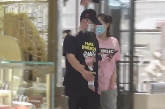 郑恺苗苗现身妇产医院 奉子成婚遭实锤？