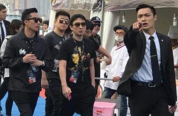 王思聪豆得儿逛街怎么没带保镖？