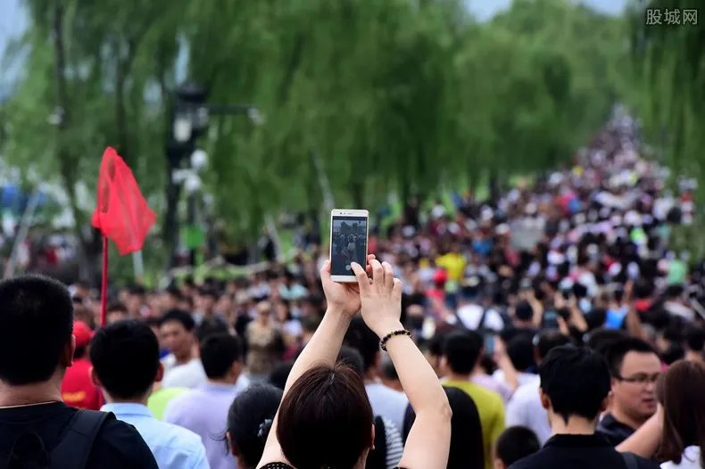 导游斥游客不购物 跟团旅游应如何选择旅行社