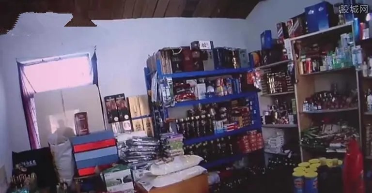 小偷在家开廉价超市 满屋子的商品都是偷来的
