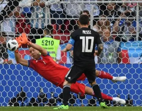 世界杯梅西点球被扑出网友如何评价？