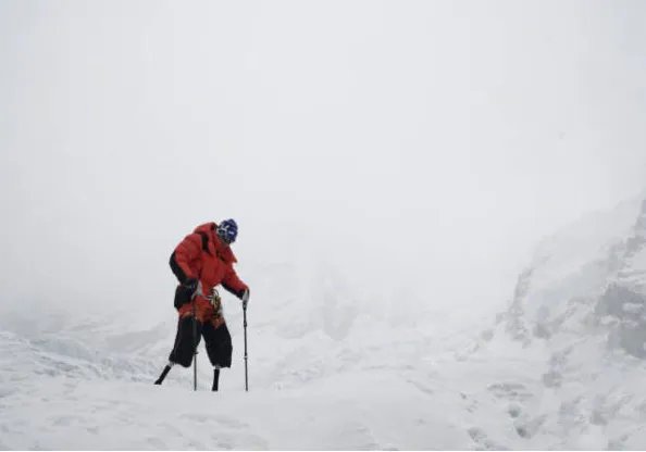 无腿老人怎么做到登顶珠峰的？