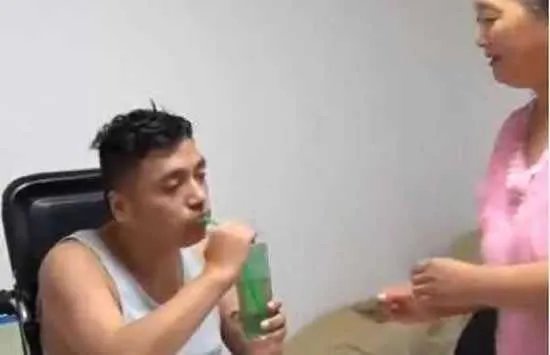 31岁小伙疑因吃隔夜菜失明瘫痪,为何总有人不在乎吃剩菜?