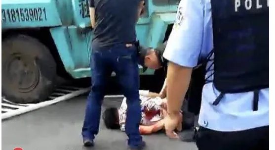 驾驶叉车疯狂撞人事件发生在哪里?