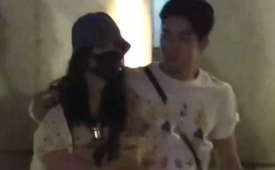 娄艺潇新恋情怎么回事:亲密搂抱画面始末疑似同居