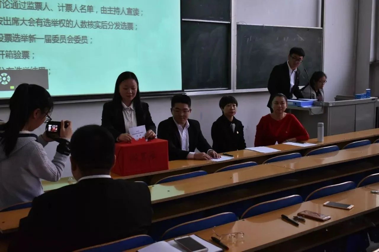 教师提离职被索赔42万，校方的索赔数额合理吗？