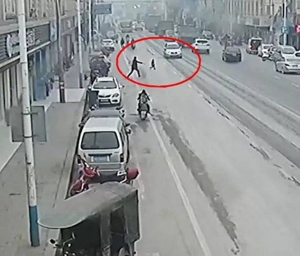 男孩被卷越野车底是什么情况？