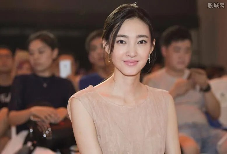 王丽坤跳水露卫生巾 素颜女神身穿性感泳衣身材火辣