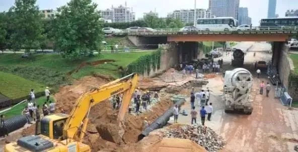 南昌市民等绿灯时,路面塌陷掉了下去,怎么看?