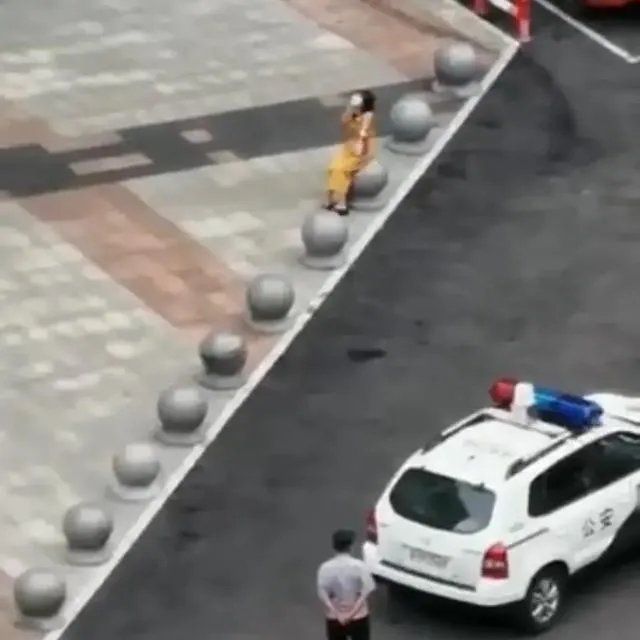 北京一女子在商场吃饭时被通知核酸检测阳性崩溃大哭值得同情吗？