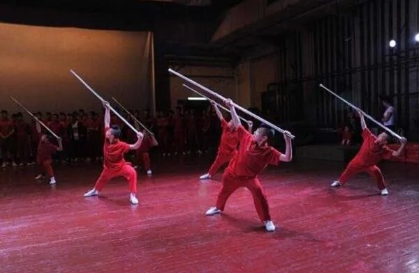 2014春晚恐怖事件 白衣女孩上镜14次/玻璃出现神秘鬼脸