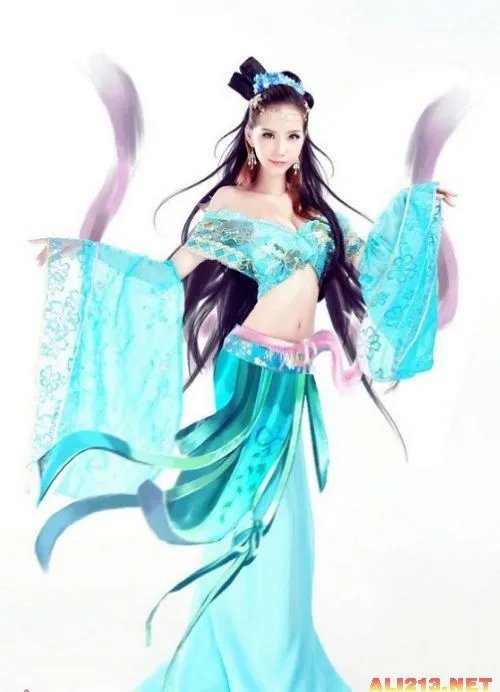 “CJ强吻门”叶梓萱古装COS 身材惹火 让人口干