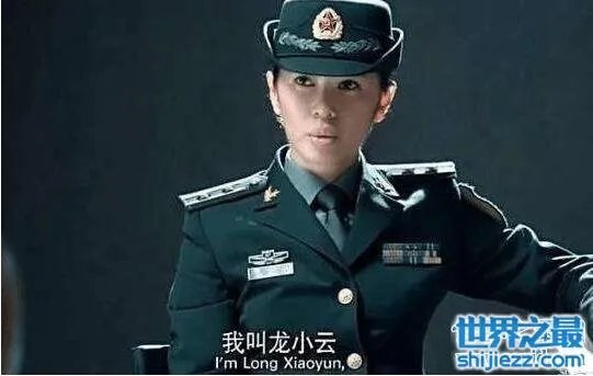 余男战狼胸罩穿帮镜头曝光，余男军装不穿胸罩凸点了 