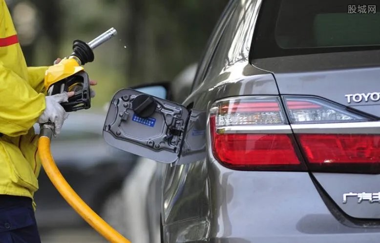 油价或27日下调 93号汽油回