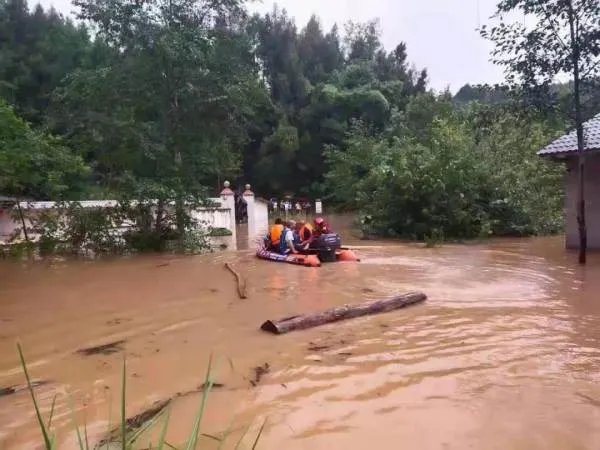 四川巴中洪水致多艘船只被冲走，落入瀑布瞬间碎成渣，当时有多惊险？