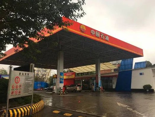 丈夫把妻落加油站 竟因妻子下车没打招呼