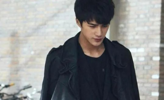 姜潮回应九连拍怎么回事：觉得自己很帅就拍照了