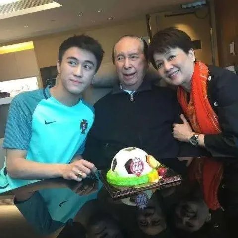 何猷君更改认证去掉赌王儿子 被网友吐槽小家子气