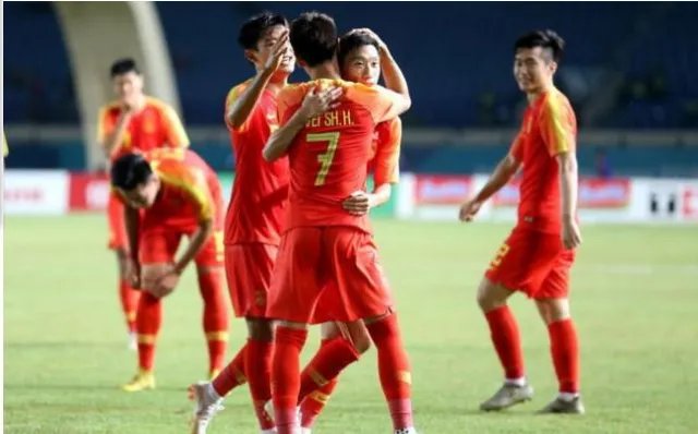 国足如何小组全胜出线的？