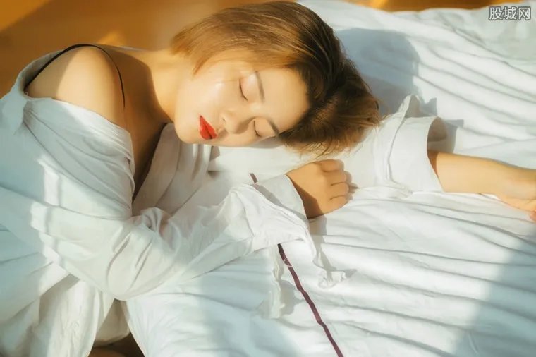 女主播随机找大叔 直播乱象需加强整顿