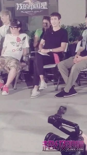 《我的中国星》7进5 尼坤起哄学员亲吻