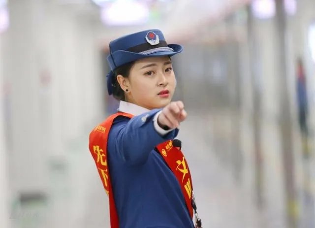 杭州地铁女神成网红,你怎么看?